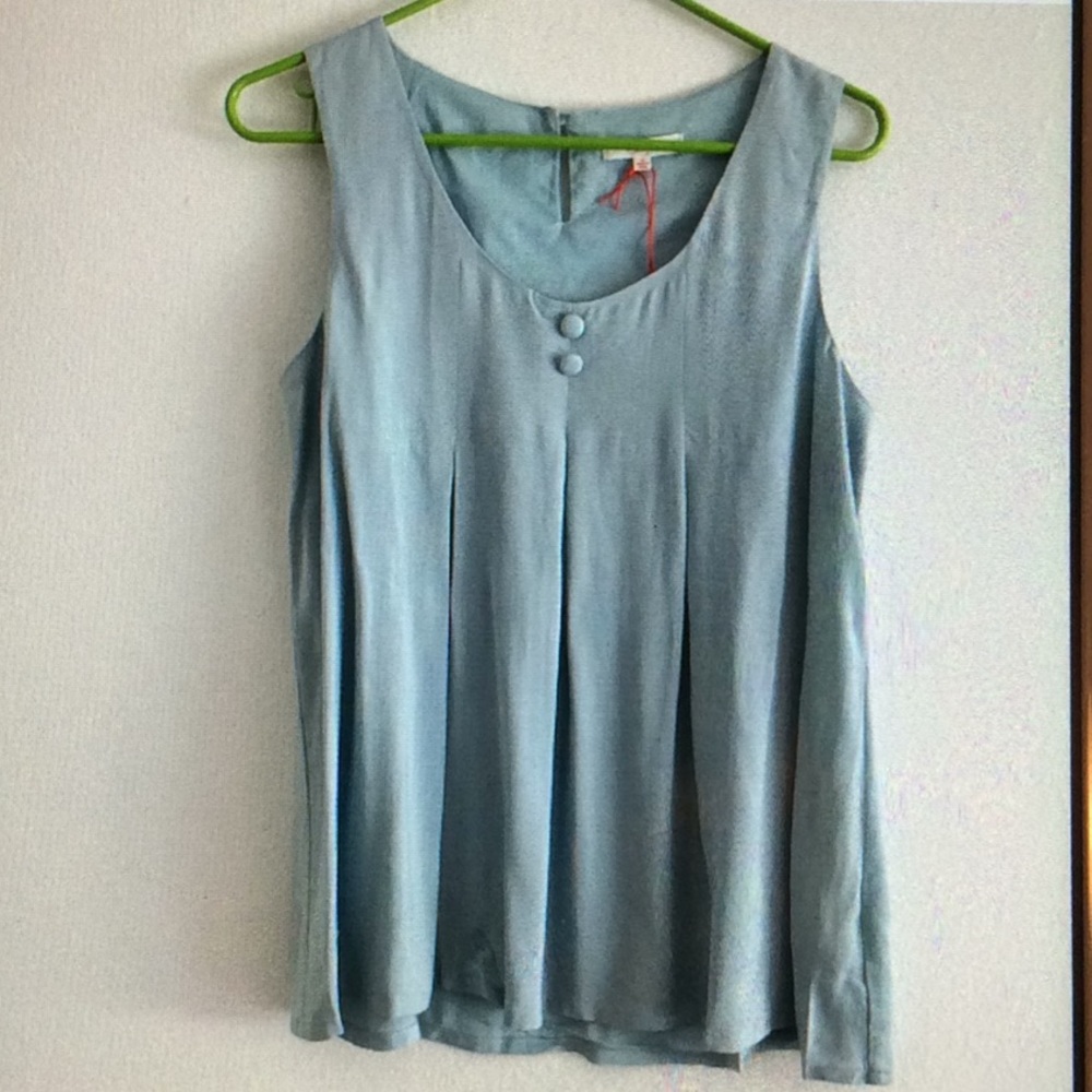Boutique: Emerald & onyx Sky blue swing top